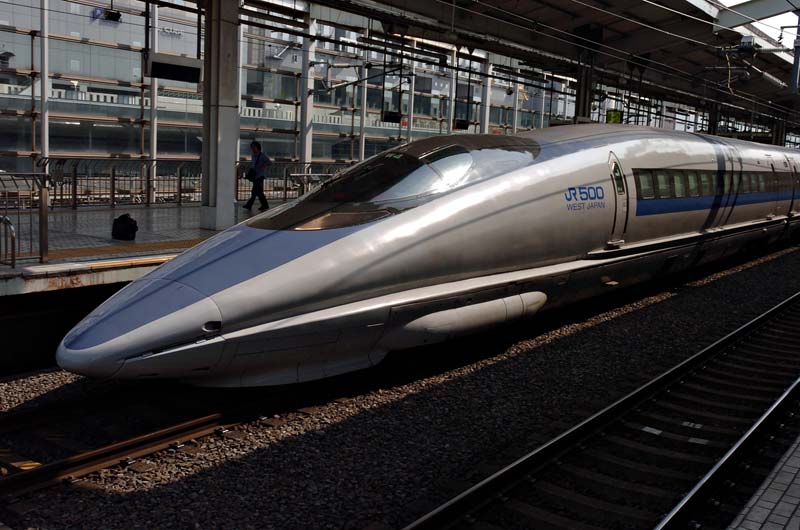 „Shinkansen 500 Kyoto 2005-03-19”. Licencja: CC BY 2.5 na podstawie Wikimedia Commons